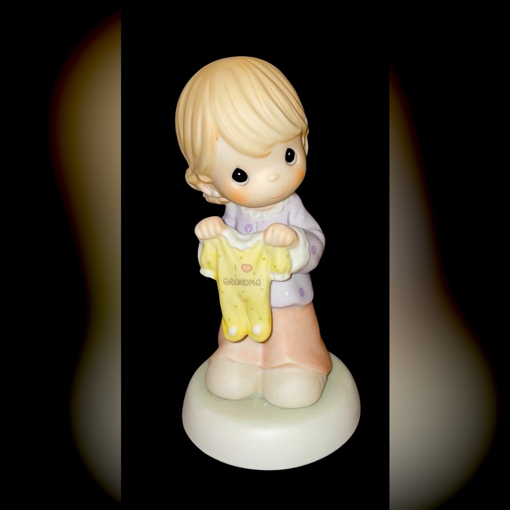 Precious Moments Figurine “A Grandma’s Love Is One Size Fits All”